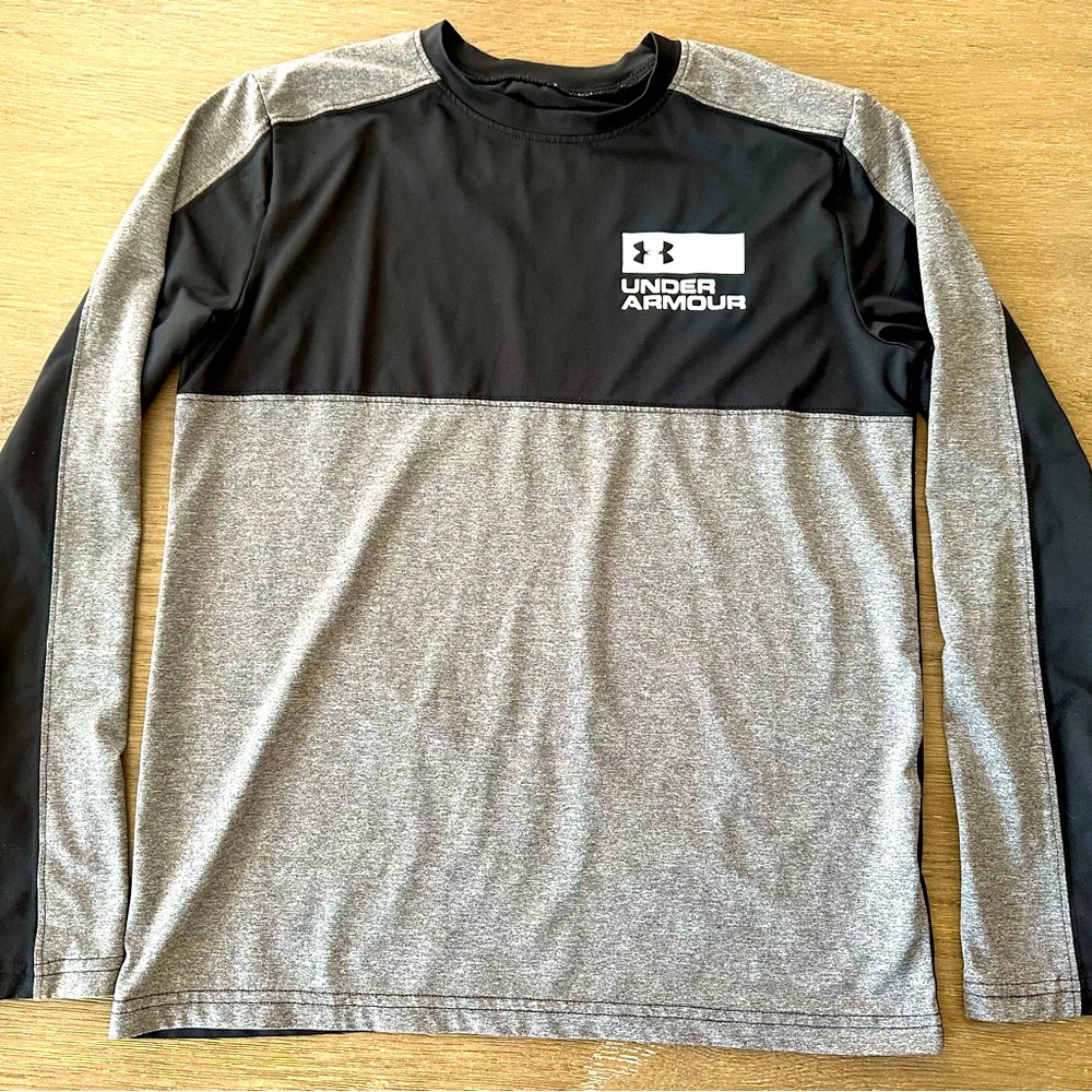 Under Armour long sleeve heatgear athletic shirt Youth Large Black and Gray